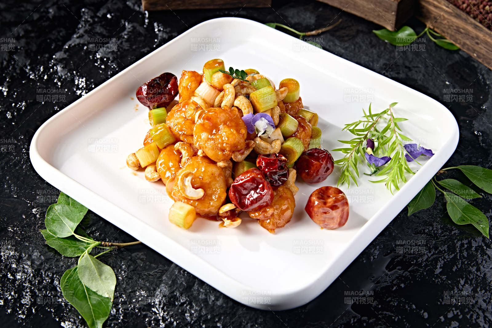 中餐美食川味宫保大虾球图片