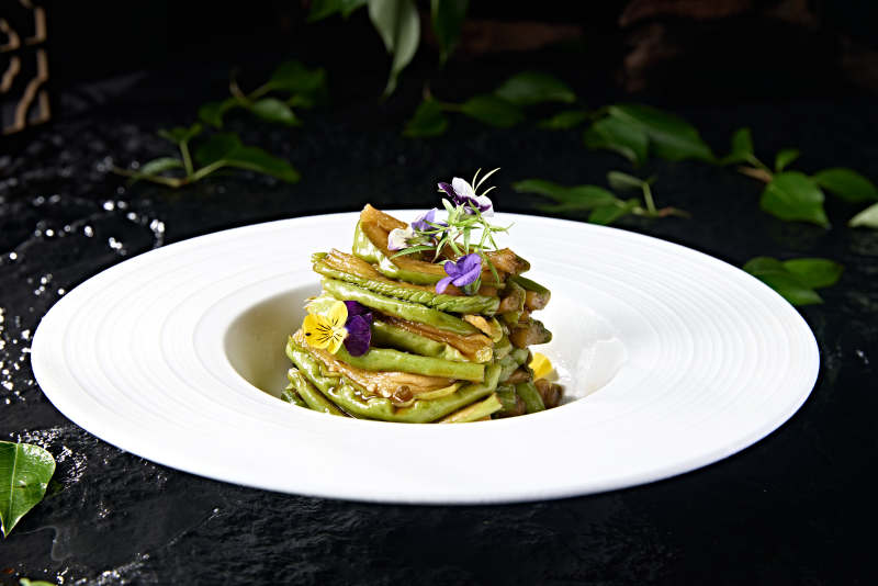 白色瓷盘装的腌渍酱佛手瓜切片图片