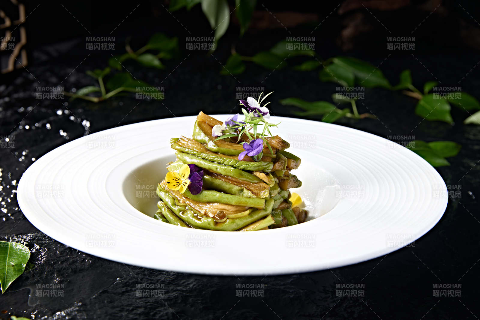 白色瓷盘装的腌渍酱佛手瓜切片图片