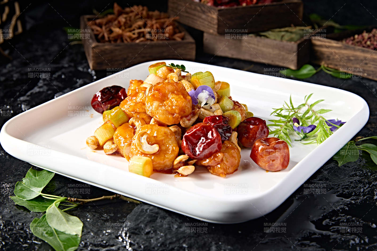 中餐美食川味宫保大虾球图片