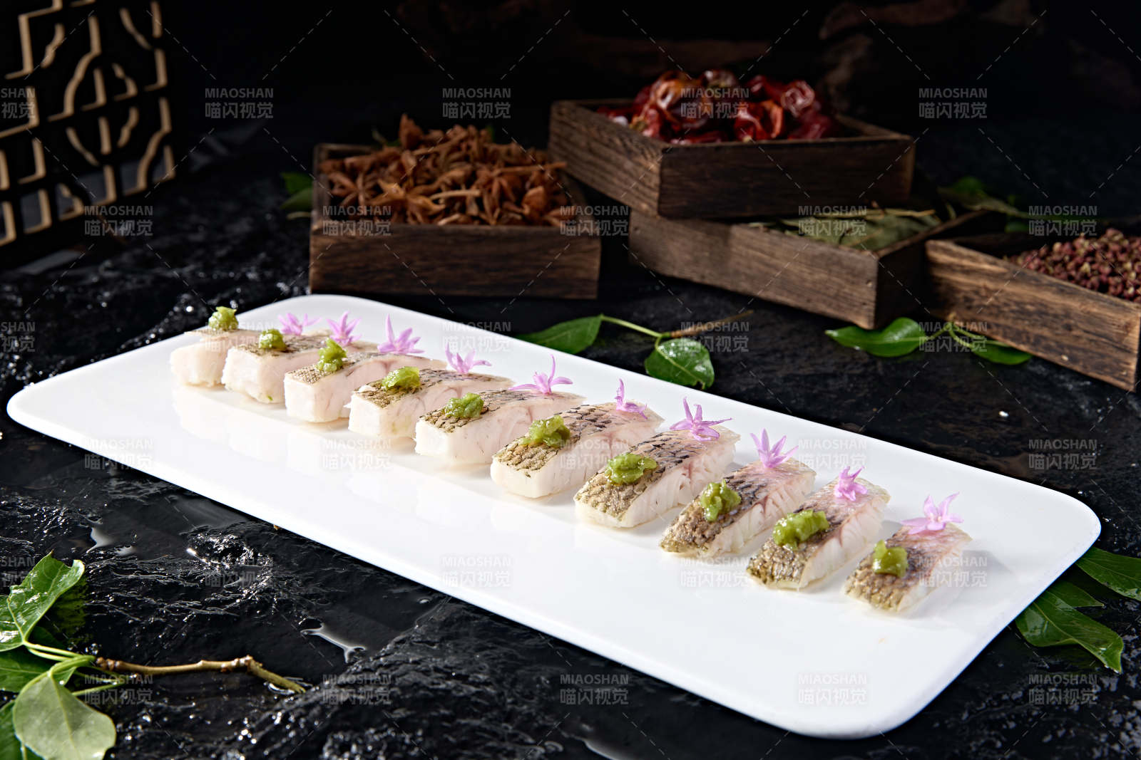 中餐美食青椒酱配水煮脆肉皖鱼块图片