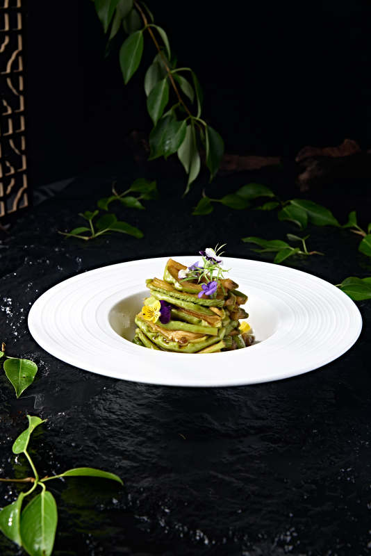 白色瓷盘装的腌渍酱佛手瓜切片图片