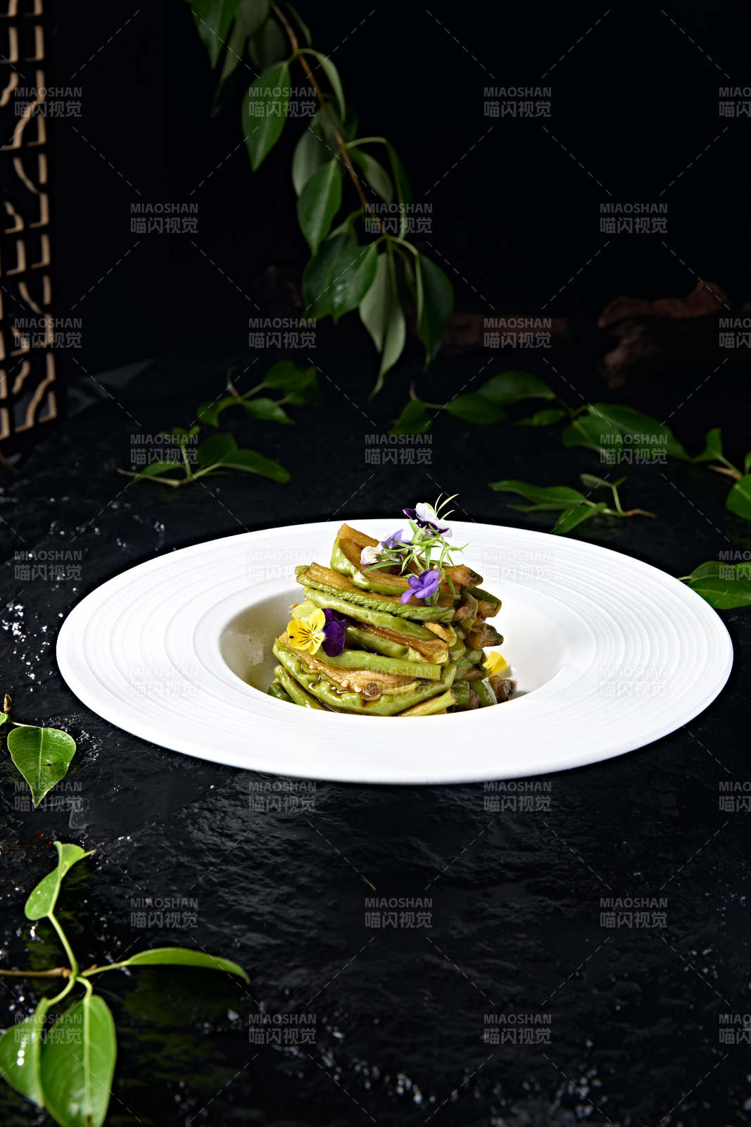 白色瓷盘装的腌渍酱佛手瓜切片图片