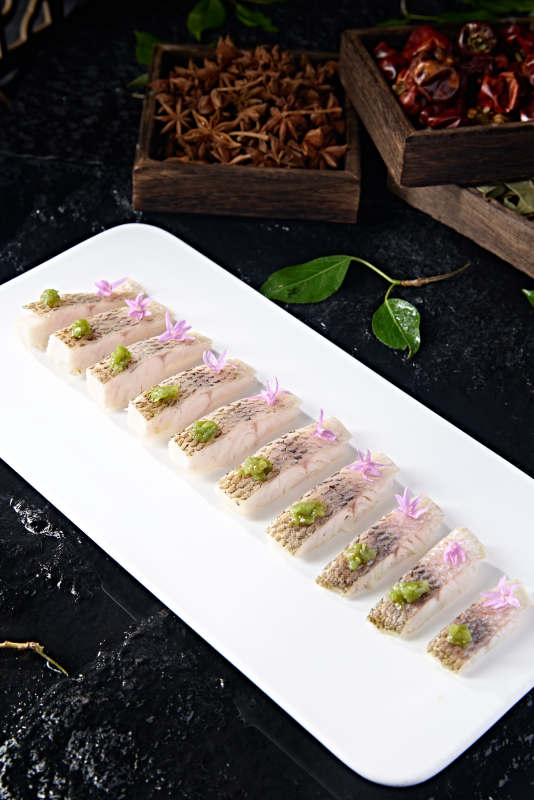 中餐美食青椒酱配水煮脆肉皖鱼块图片