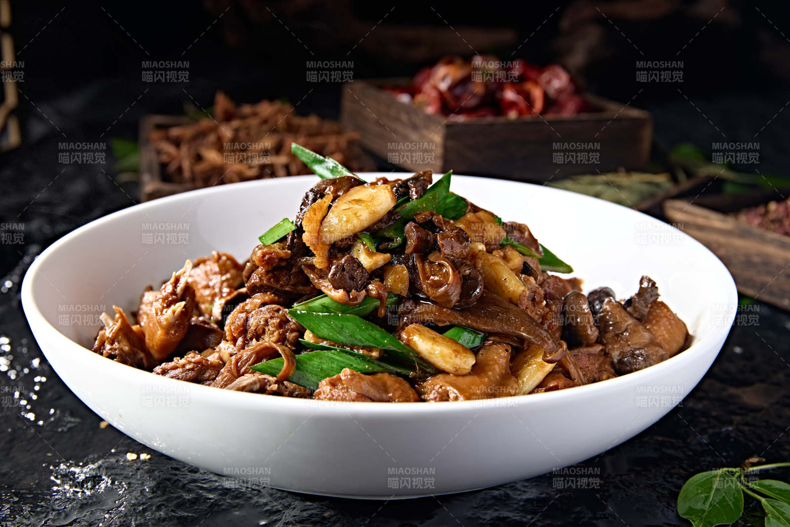 中餐美食蒜子酱香松蘑烧柴鸡块图片