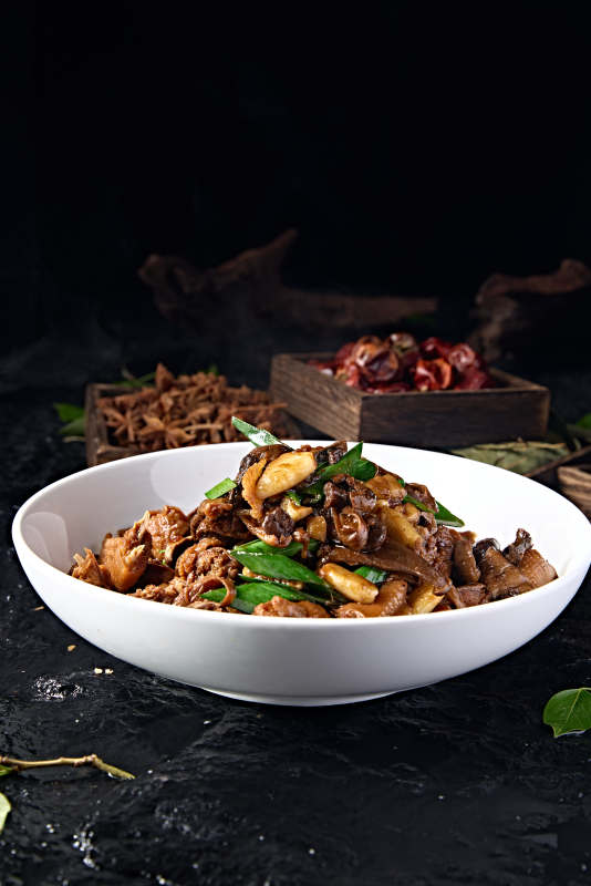 中餐美食蒜子酱香松蘑烧柴鸡块图片