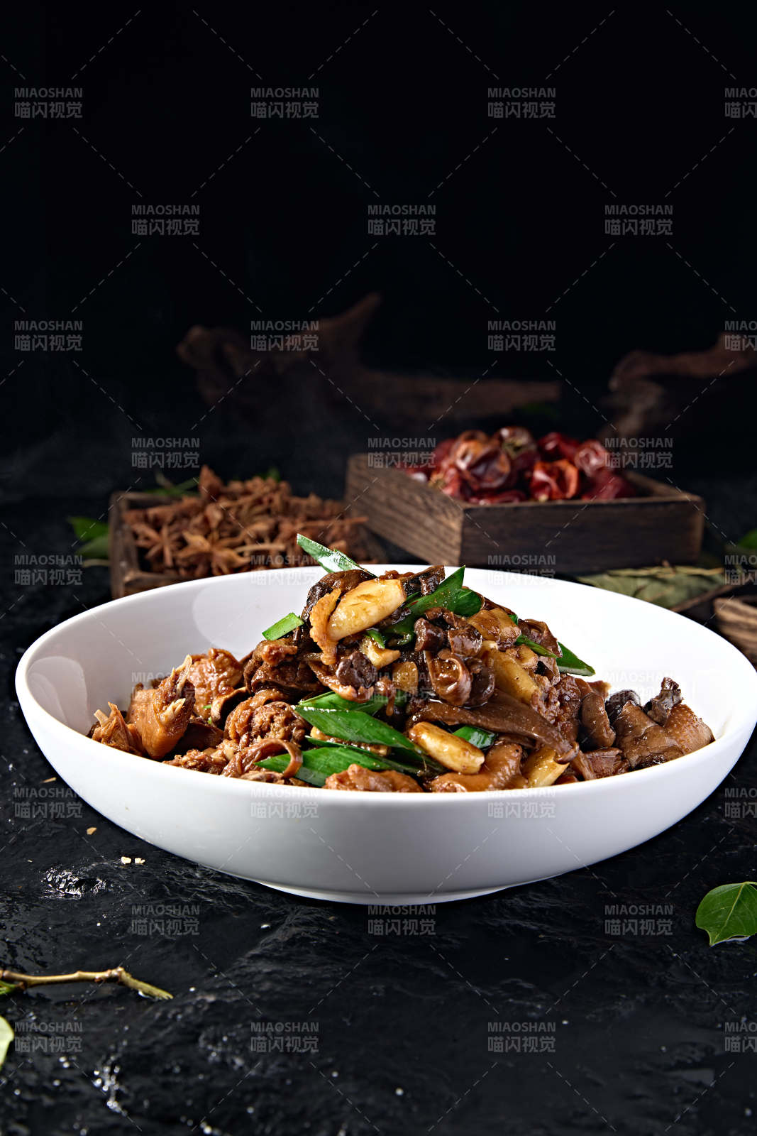 中餐美食蒜子酱香松蘑烧柴鸡块图片