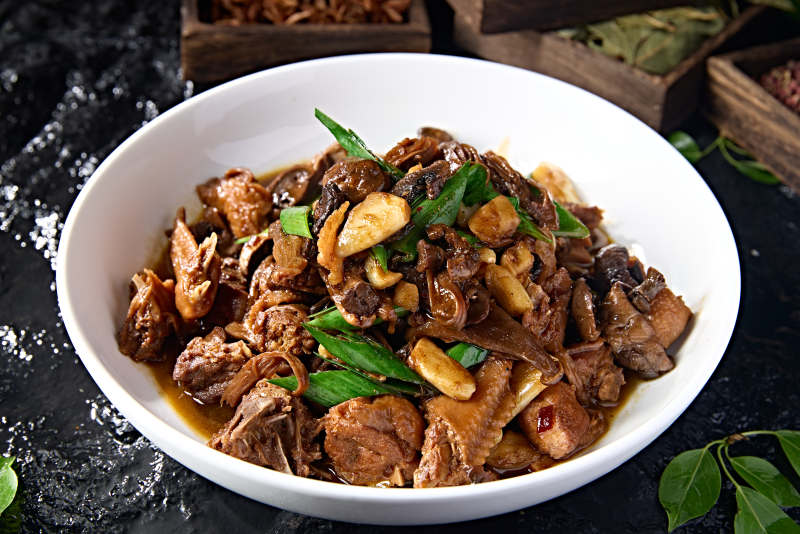 中餐美食蒜子酱香松蘑烧柴鸡块图片