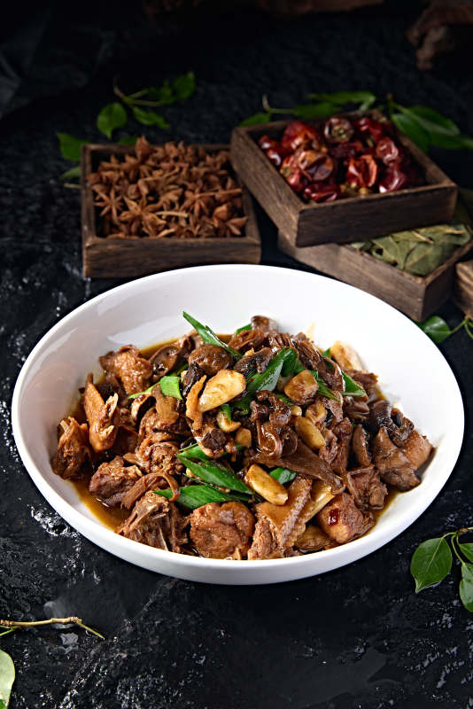 中餐美食蒜子酱香松蘑烧柴鸡块图片