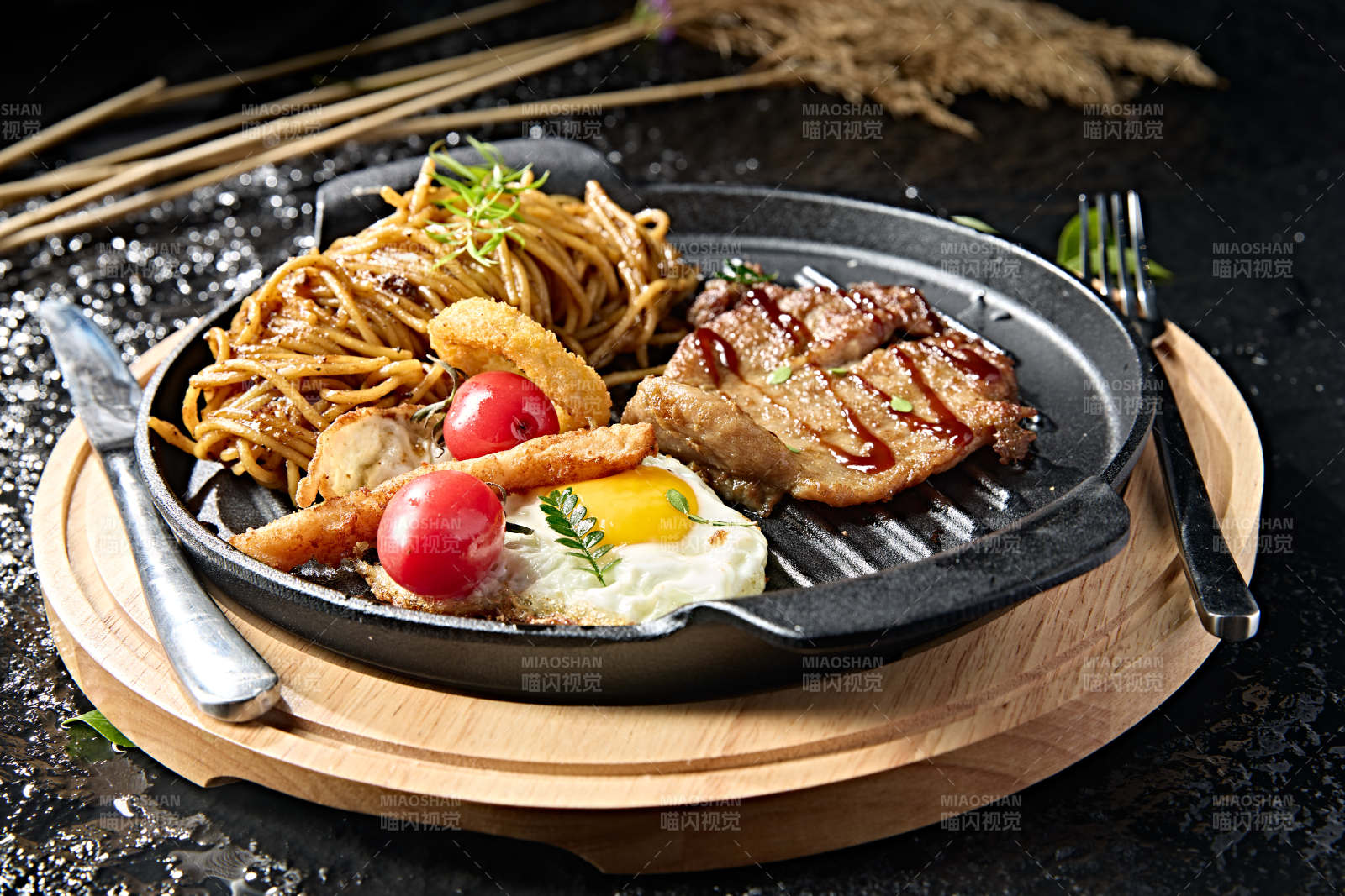 西餐没事煎安格斯牛排配黑胡椒酱意面图片