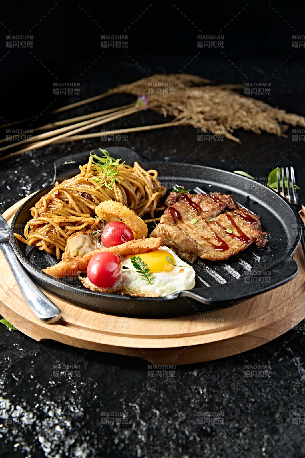 西餐没事煎安格斯牛排配黑胡椒酱意面图片