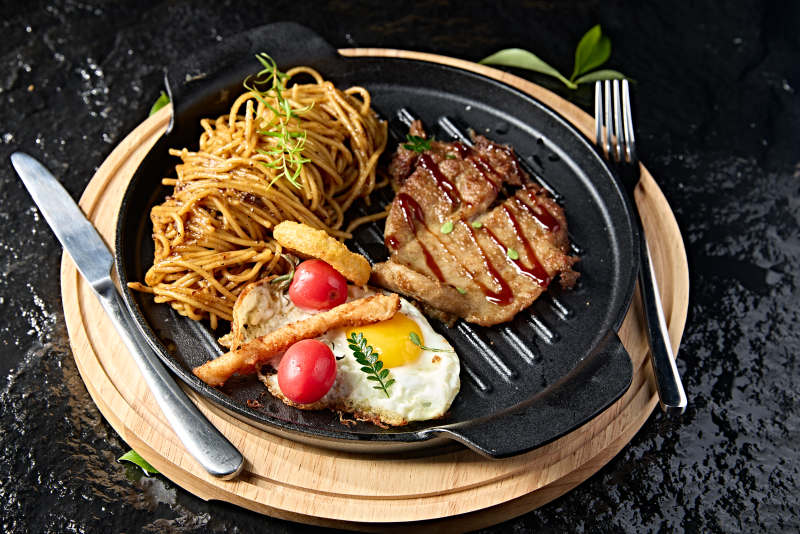 西餐没事煎安格斯牛排配黑胡椒酱意面图片