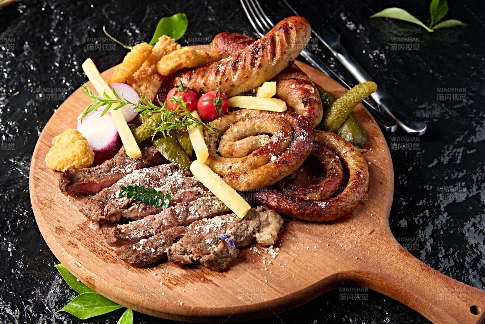 西餐美食牛排烤香肠炸鸡蔬菜拼盘图片