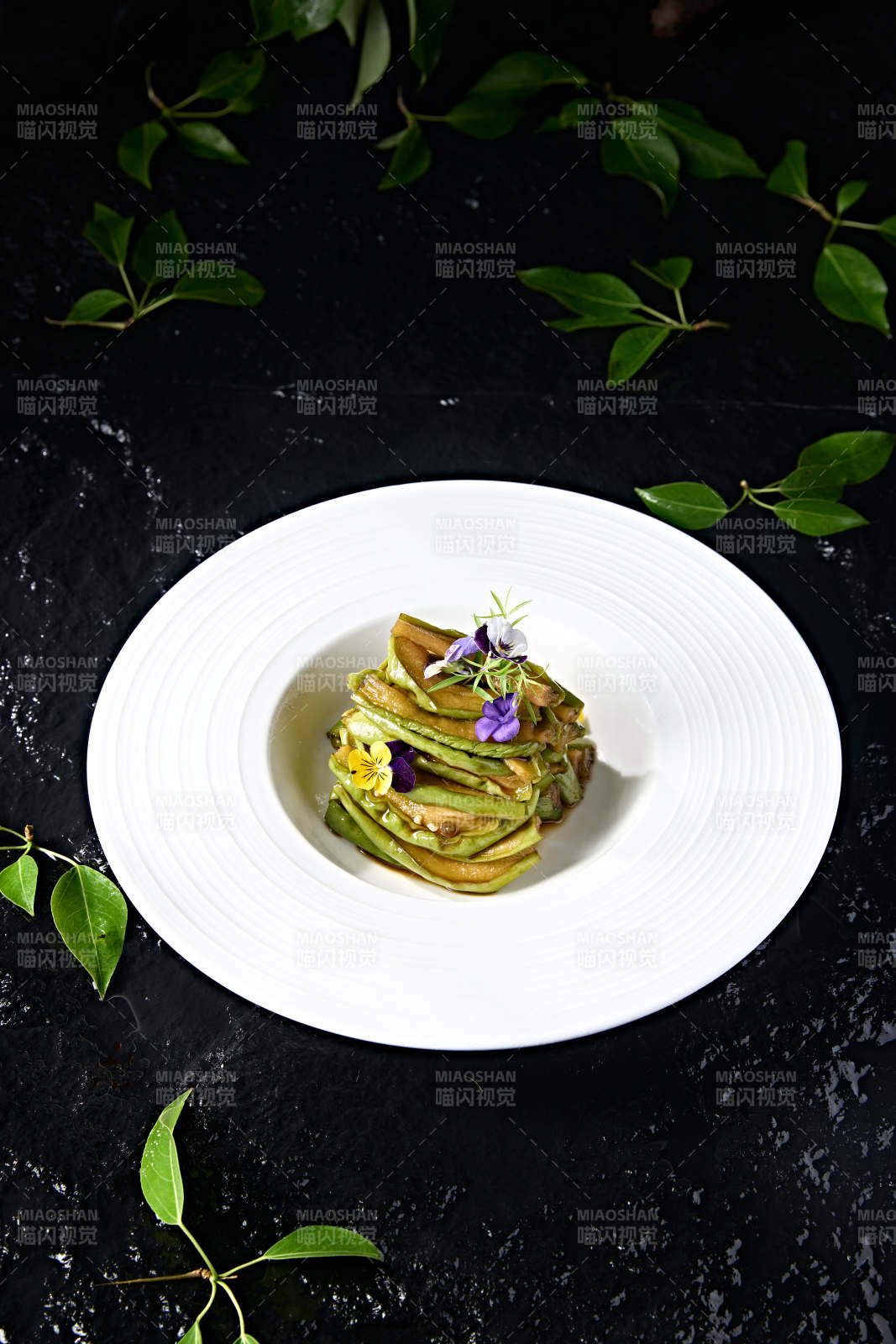 白色瓷盘装的腌渍酱佛手瓜切片图片