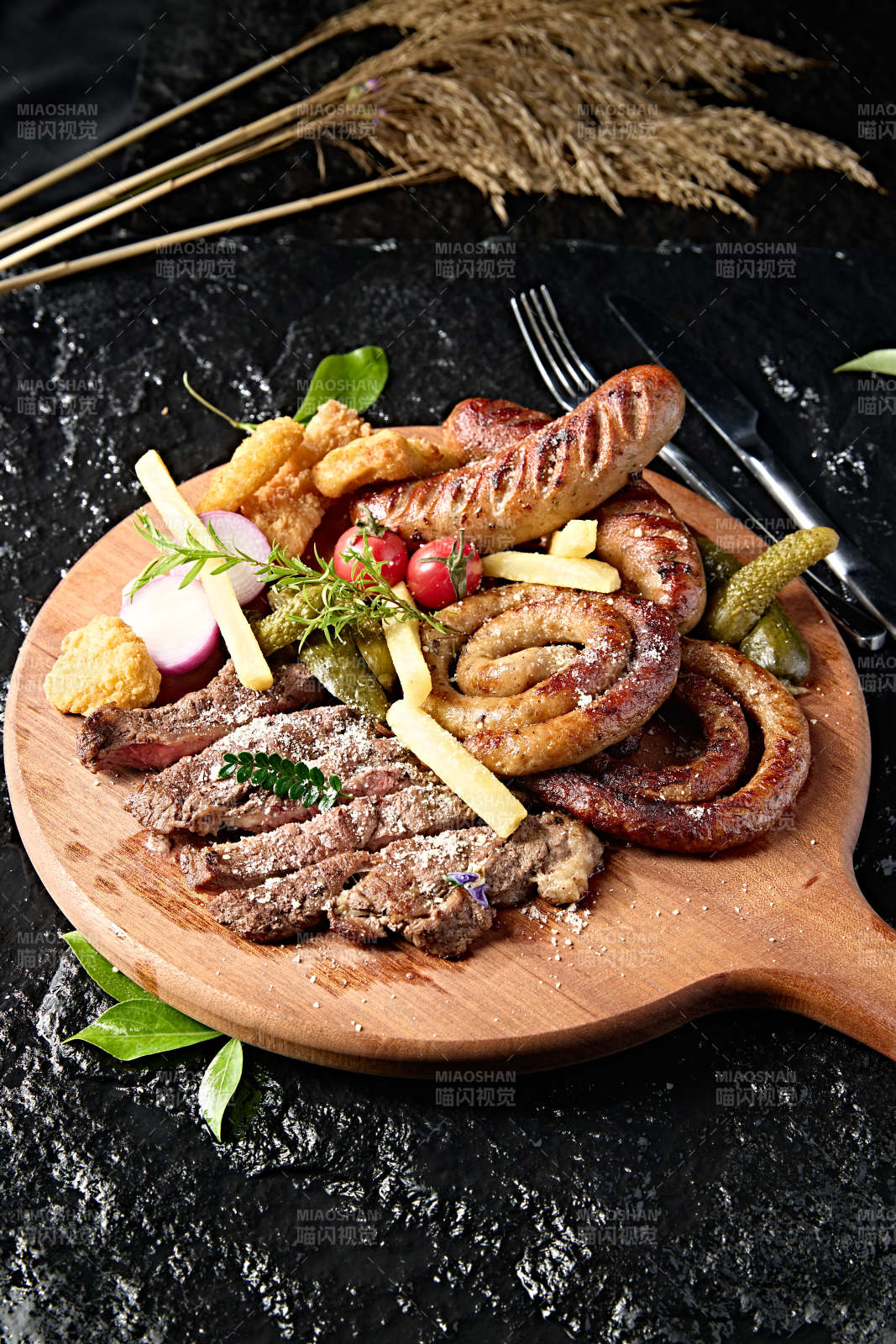 西餐美食牛排烤香肠炸鸡蔬菜拼盘图片