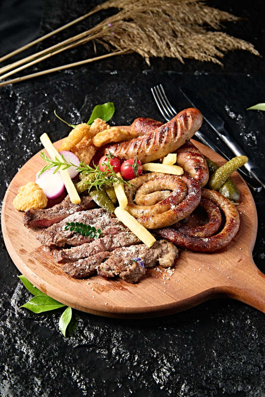 西餐美食牛排烤香肠炸鸡蔬菜拼盘图片