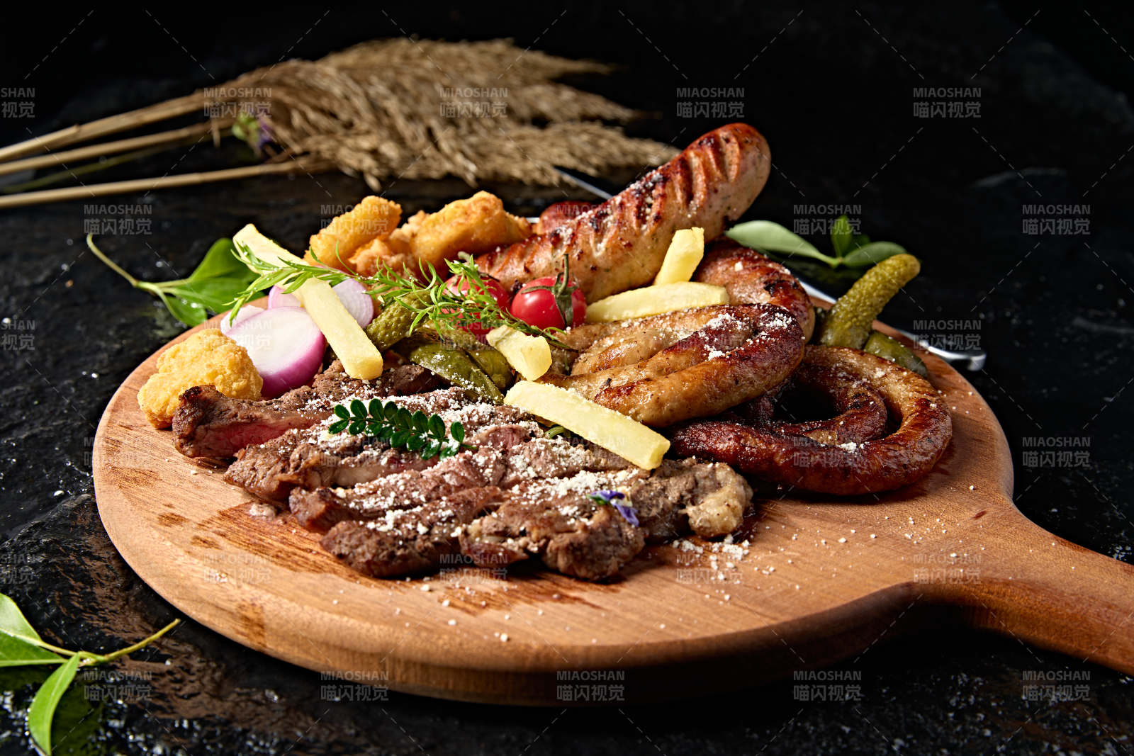 西餐美食牛排烤香肠炸鸡蔬菜拼盘图片