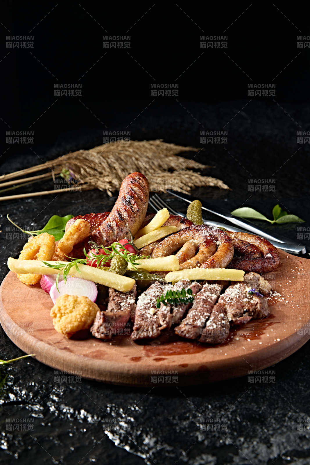 西餐美食牛排烤香肠炸鸡蔬菜拼盘图片