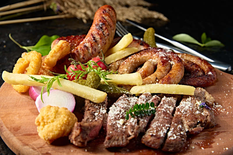 西餐美食牛排烤香肠炸鸡蔬菜拼盘图片