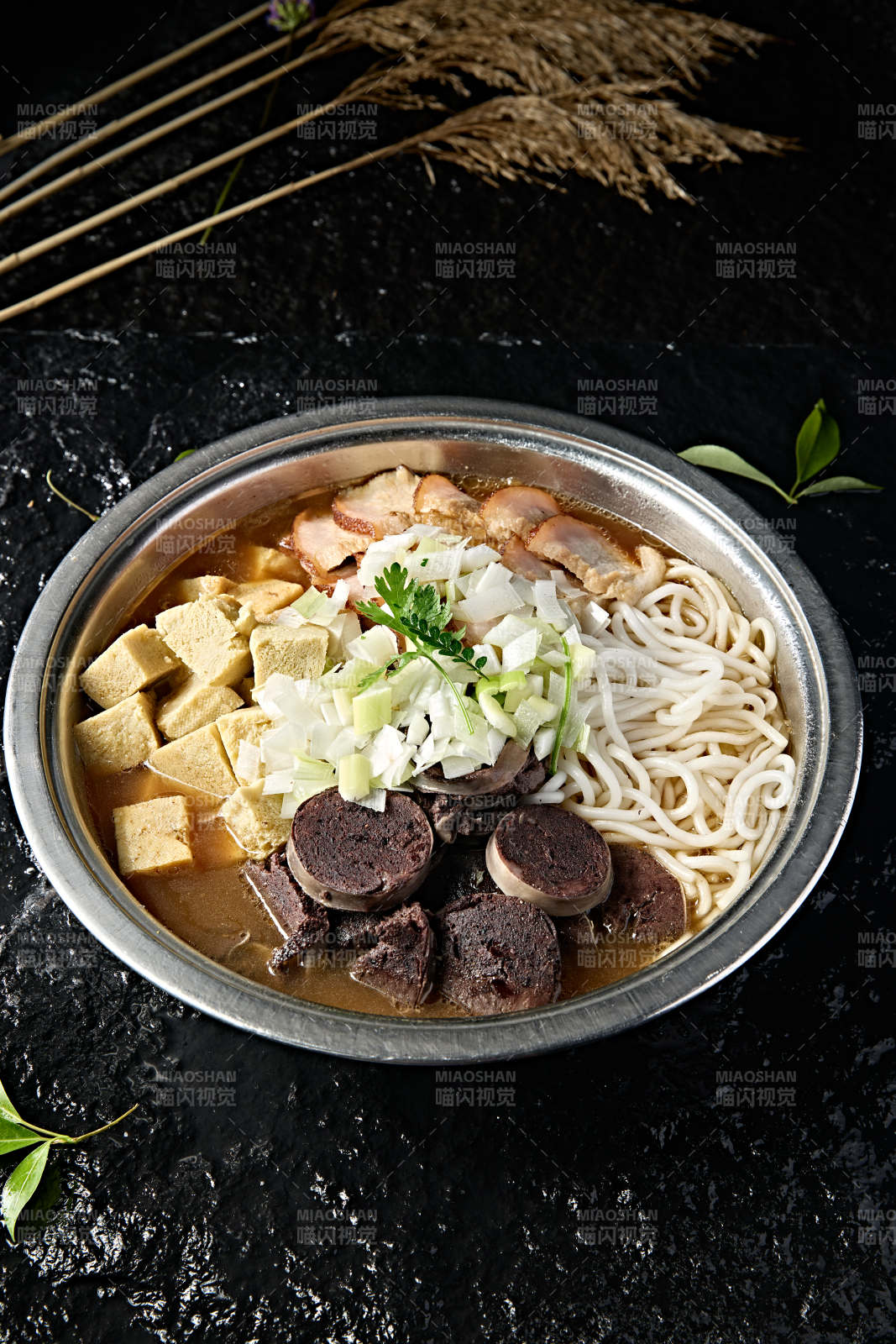 蒙餐美食血肠烧肉冻豆腐炖粉条图片