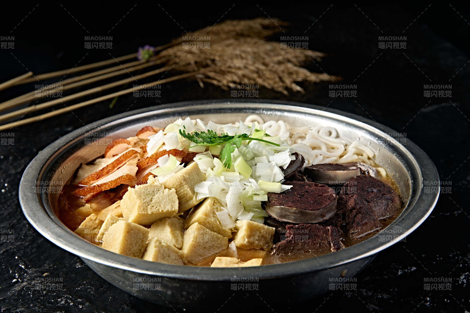 蒙餐美食血肠烧肉冻豆腐炖粉条图片