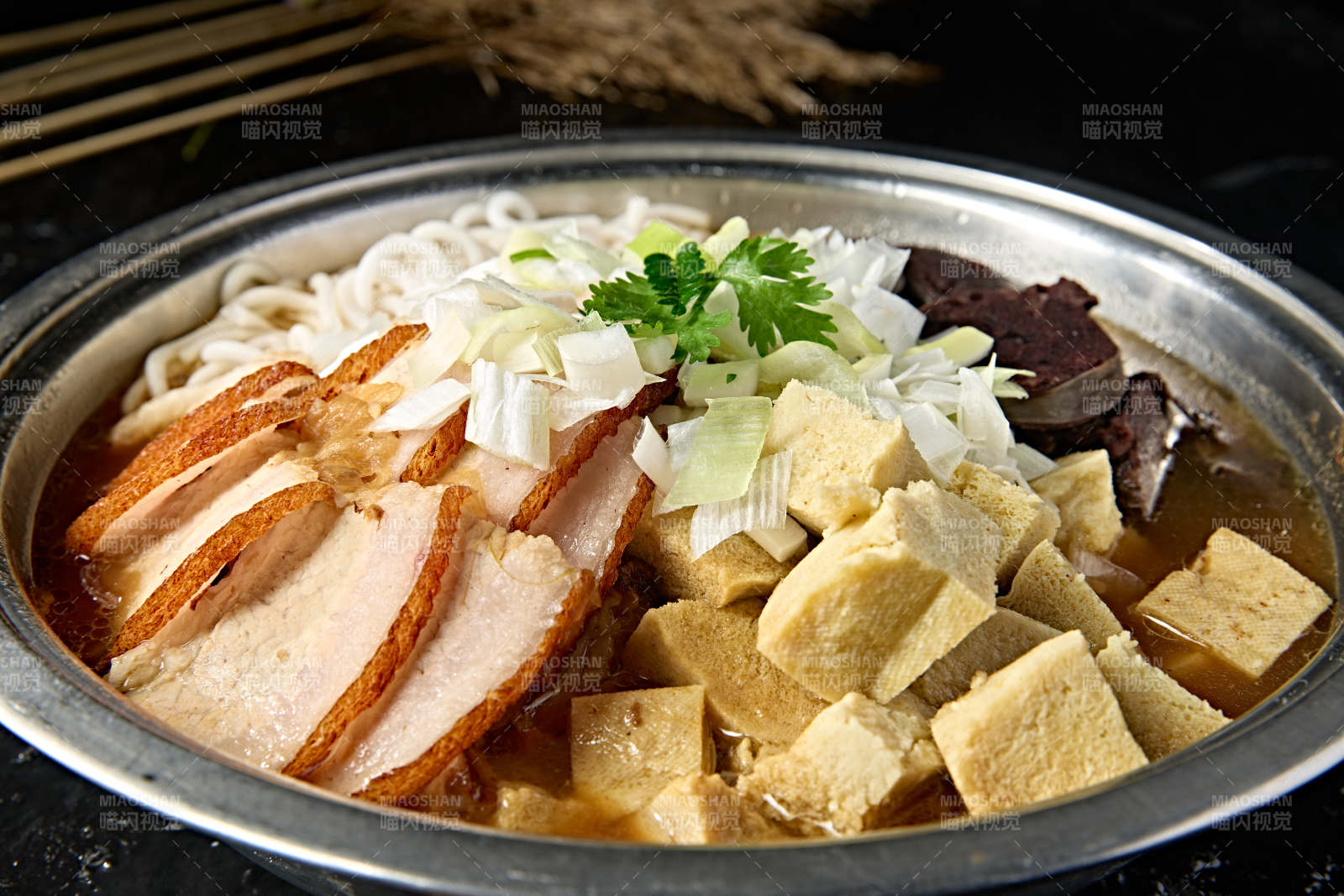 蒙餐美食血肠烧肉冻豆腐炖粉条图片