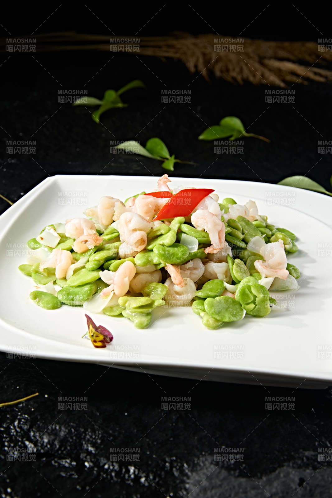 中餐美食百合蚕豆清炒大虾仁图片