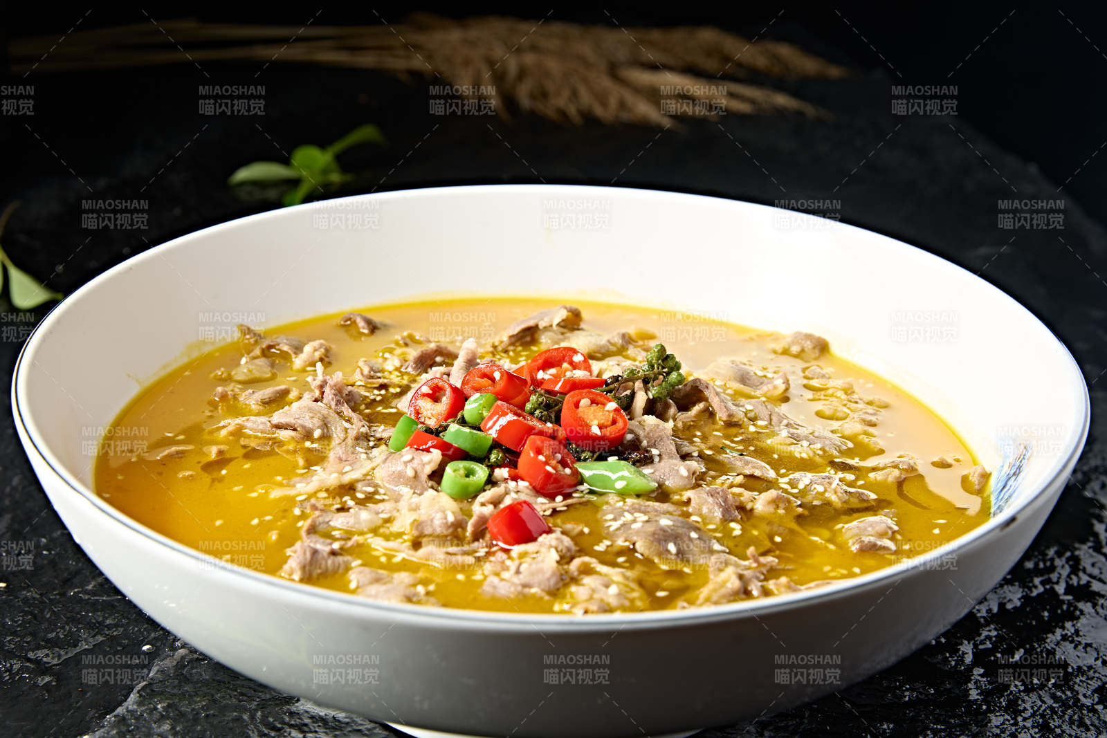 中餐美食香辣酸汤肥羊肉图片