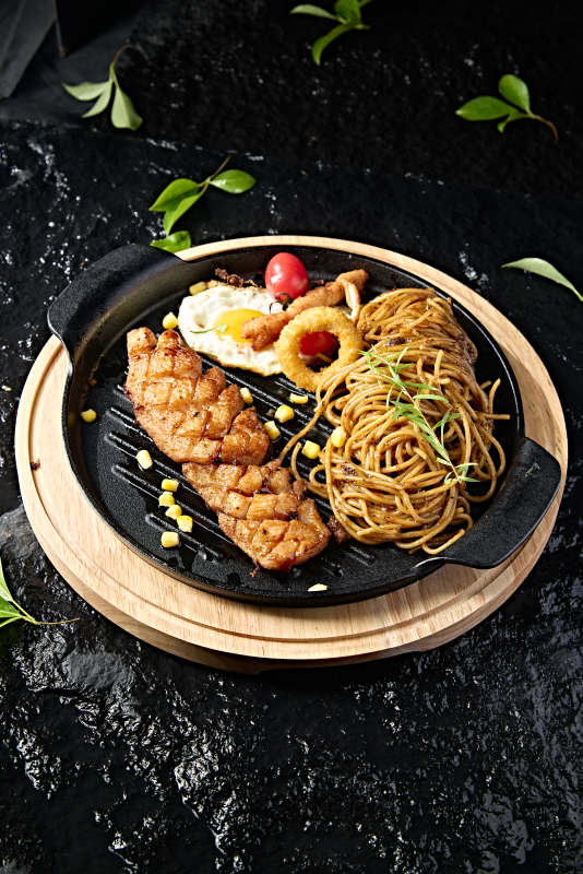 西餐美食黑胡椒意面鸡蛋配煎鸡胸肉图片