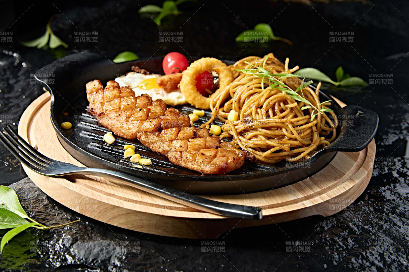 西餐美食黑胡椒意面鸡蛋配煎鸡胸肉图片