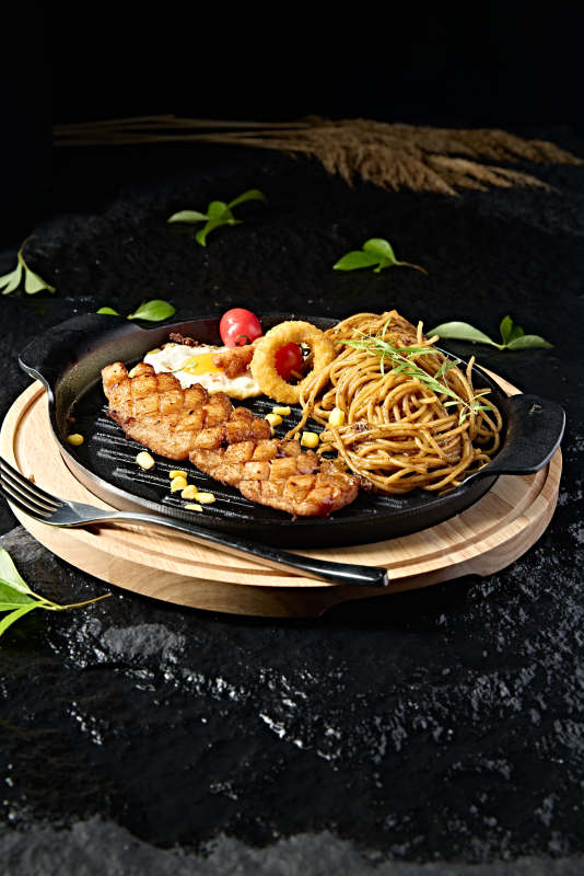 西餐美食黑胡椒意面鸡蛋配煎鸡胸肉图片