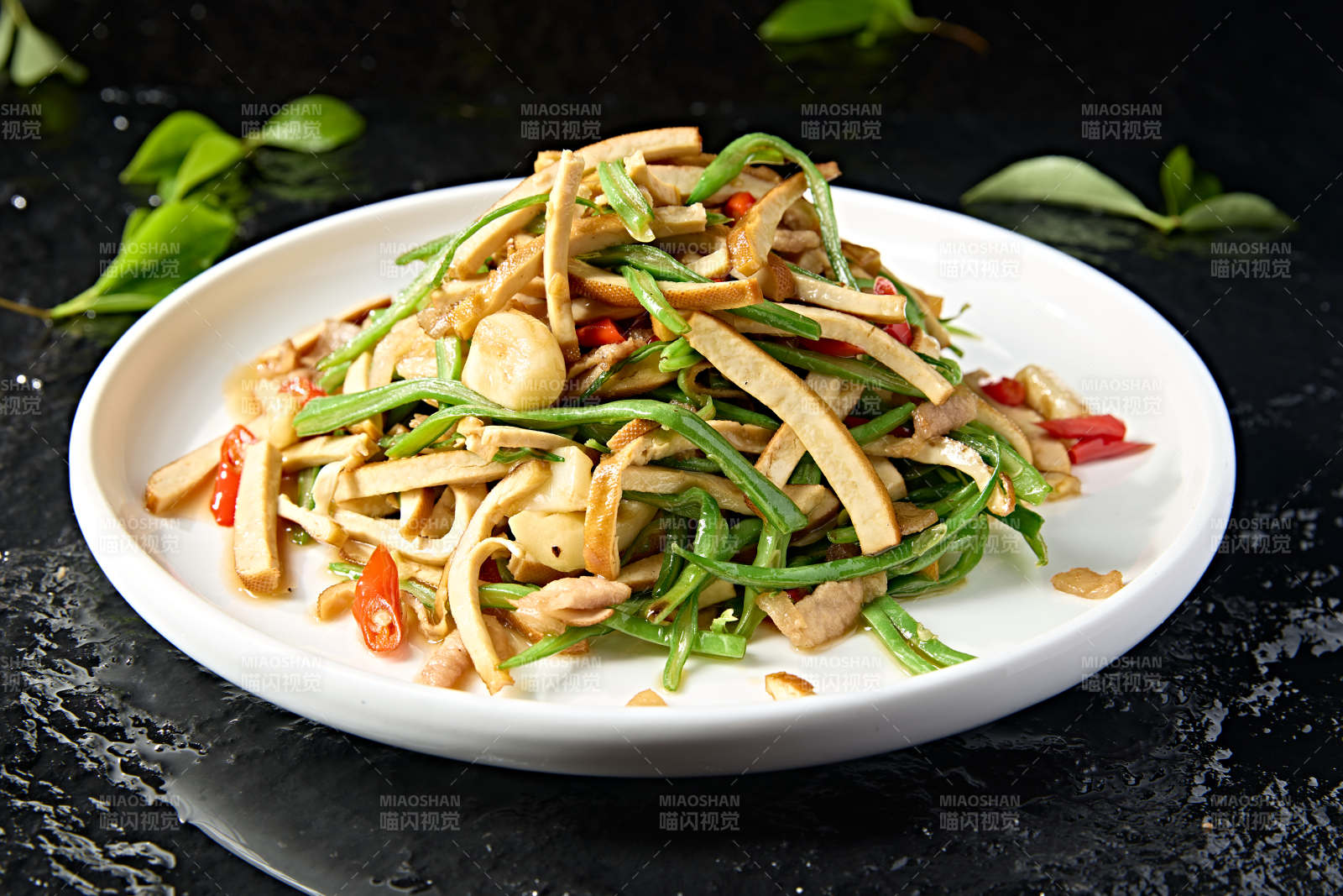 蒜香豆角丝米椒肉丝炒香干图片