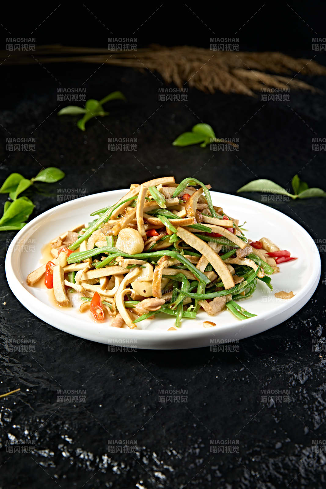 蒜香豆角丝米椒肉丝炒香干图片