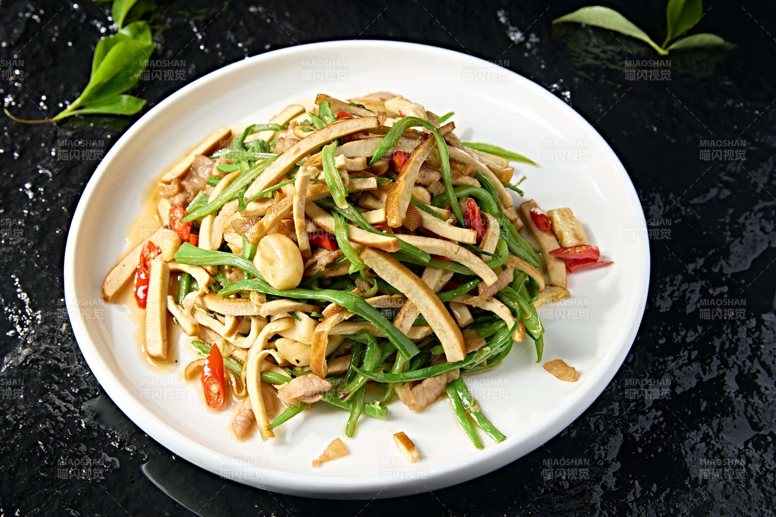 蒜香豆角丝米椒肉丝炒香干图片