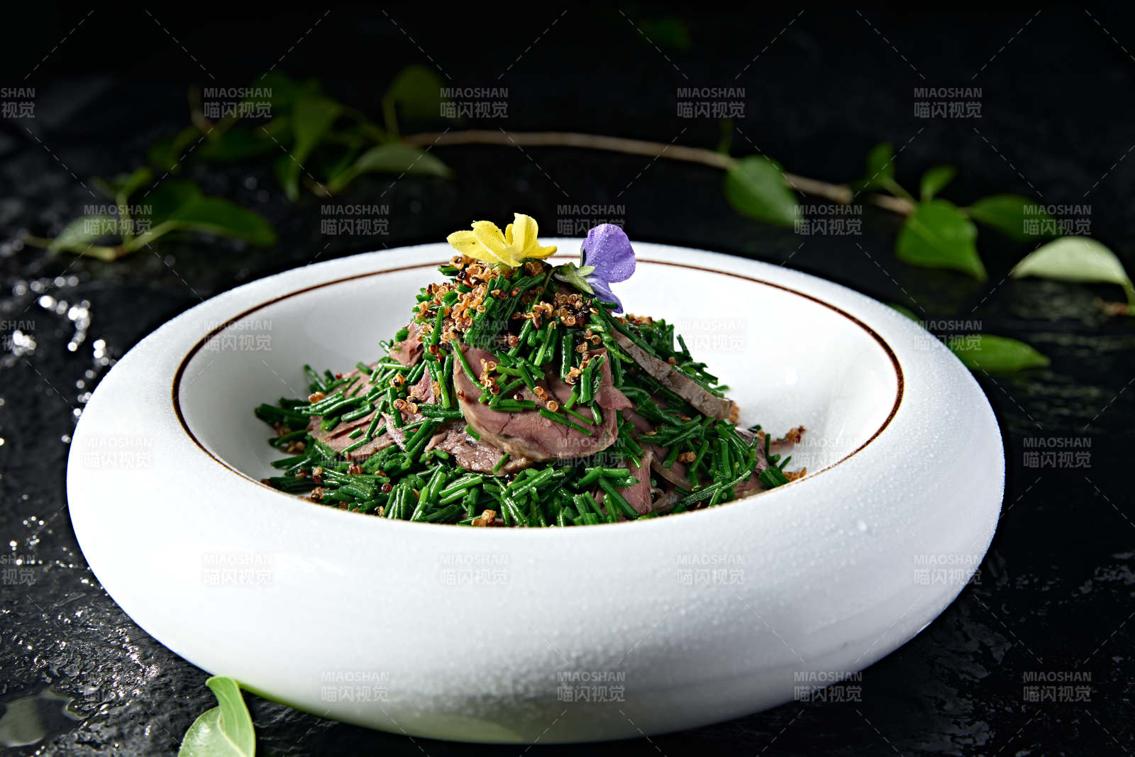 美味凉菜藜麦沙葱凉拌牛腱肉图片