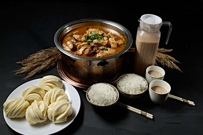 锅仔酱香炖湖鱼配主食套餐图片