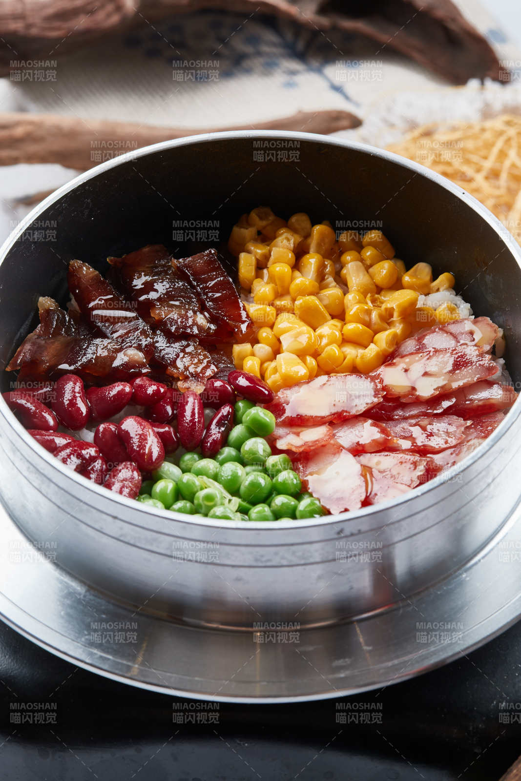 港式茶餐腊味腊肠煲仔饭图片