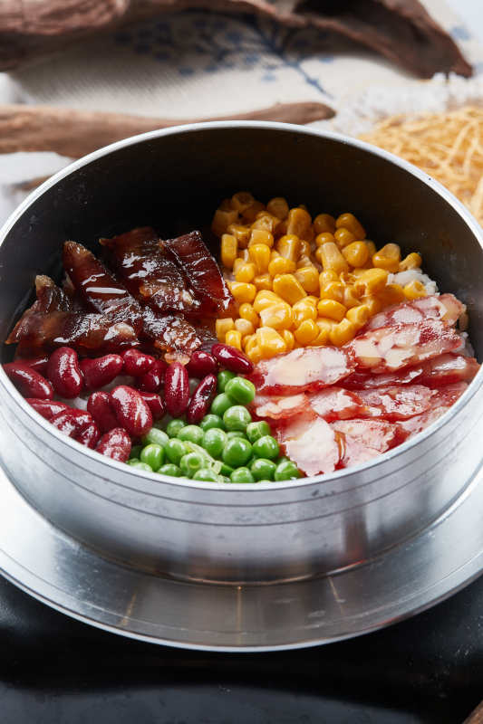 港式茶餐腊味腊肠煲仔饭图片
