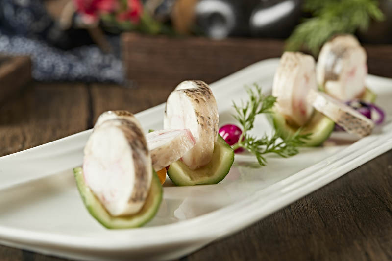 鳕鱼卷包蟹腿肉切片图片