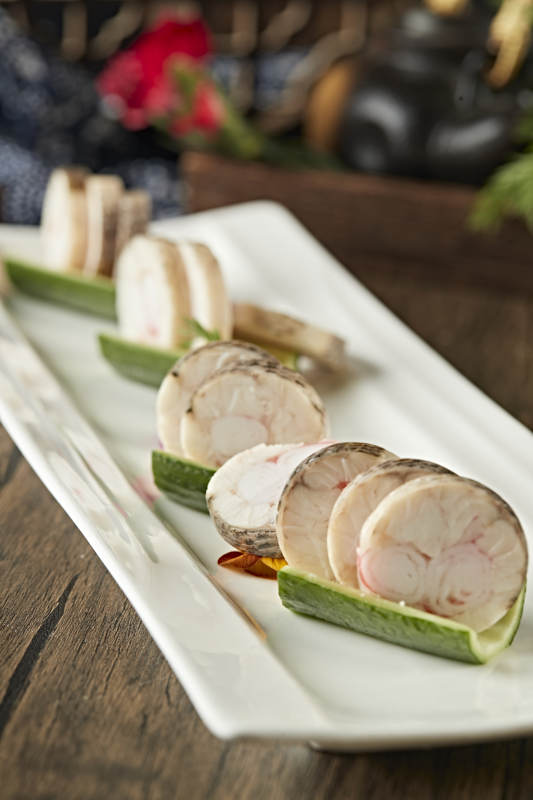 鳕鱼卷包蟹腿肉切片图片