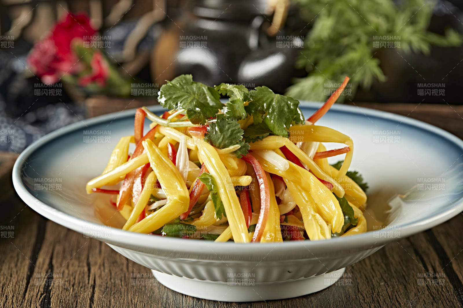 彩椒丝香菜叶巧拌野生黄花菜图片