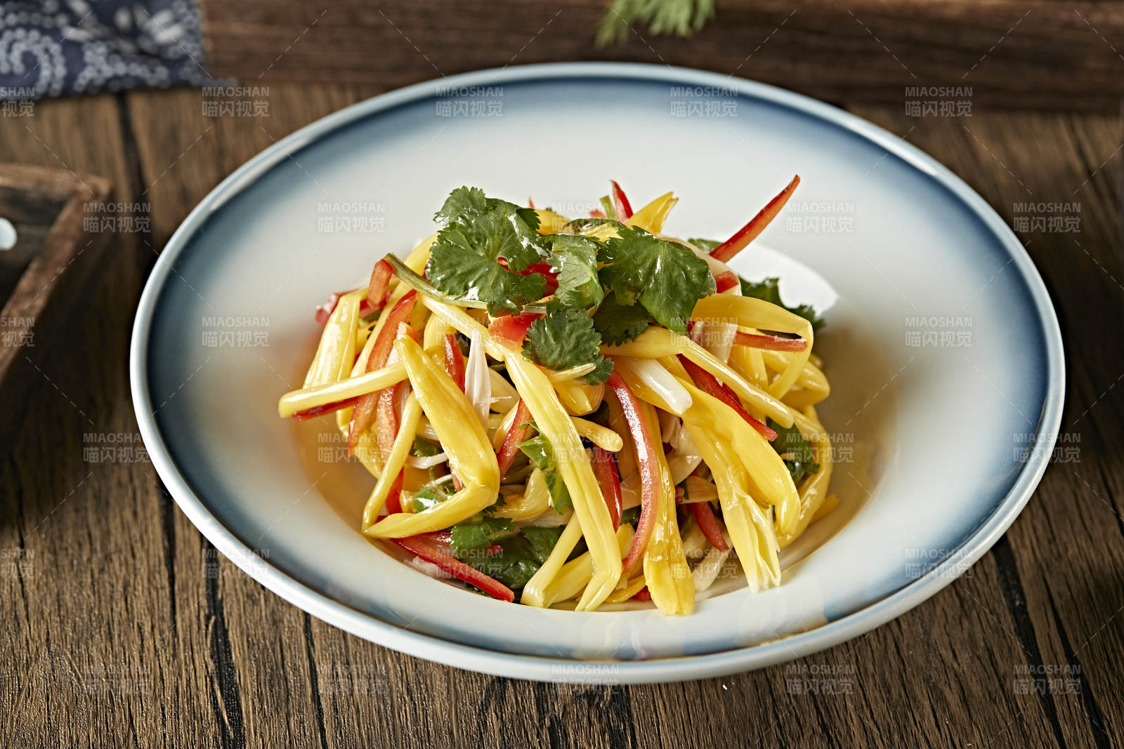 彩椒丝香菜叶巧拌野生黄花菜图片