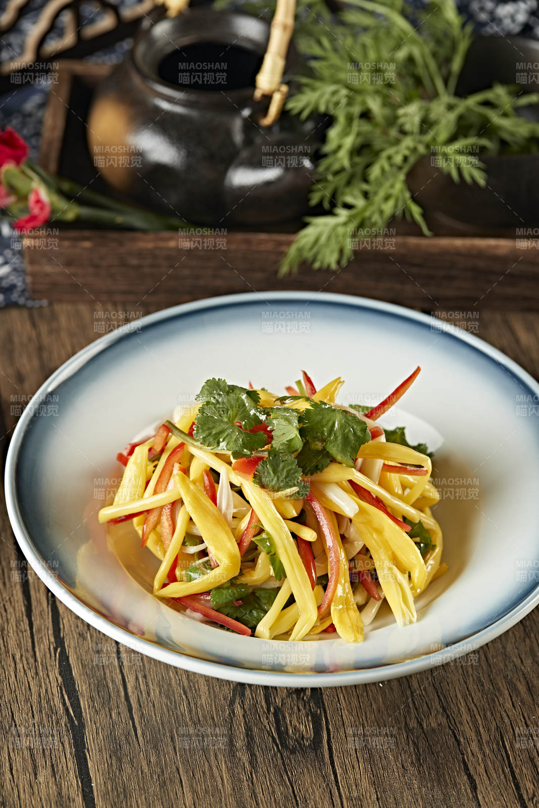 彩椒丝香菜叶巧拌野生黄花菜图片