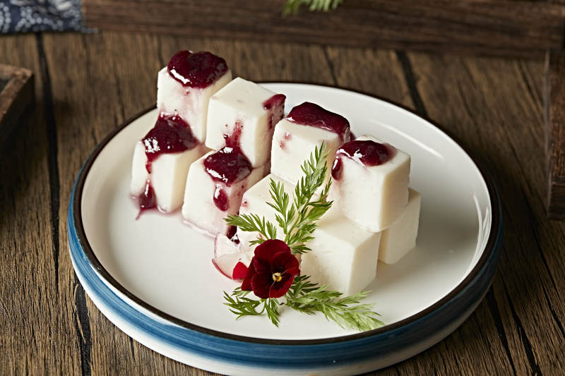 瓷盘装的蓝莓山药泥图片