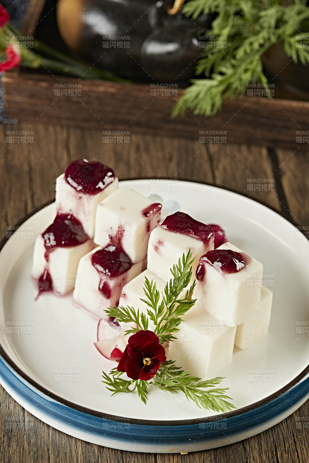 瓷盘装的蓝莓山药泥图片