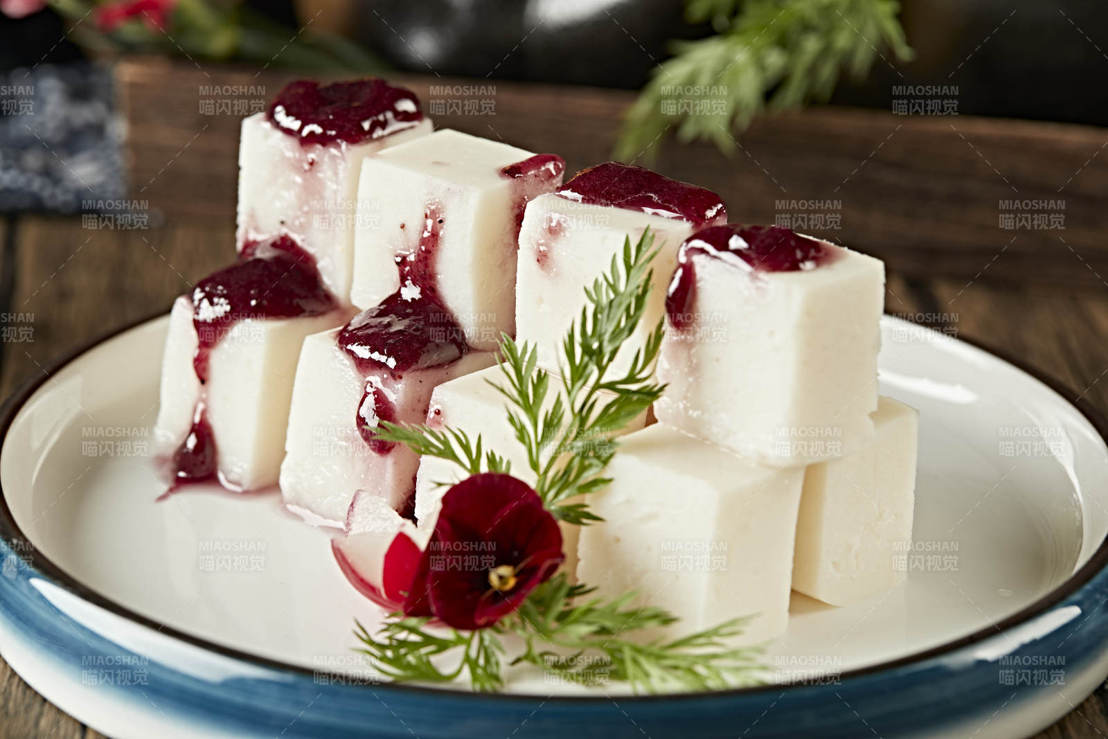 瓷盘装的蓝莓山药泥图片