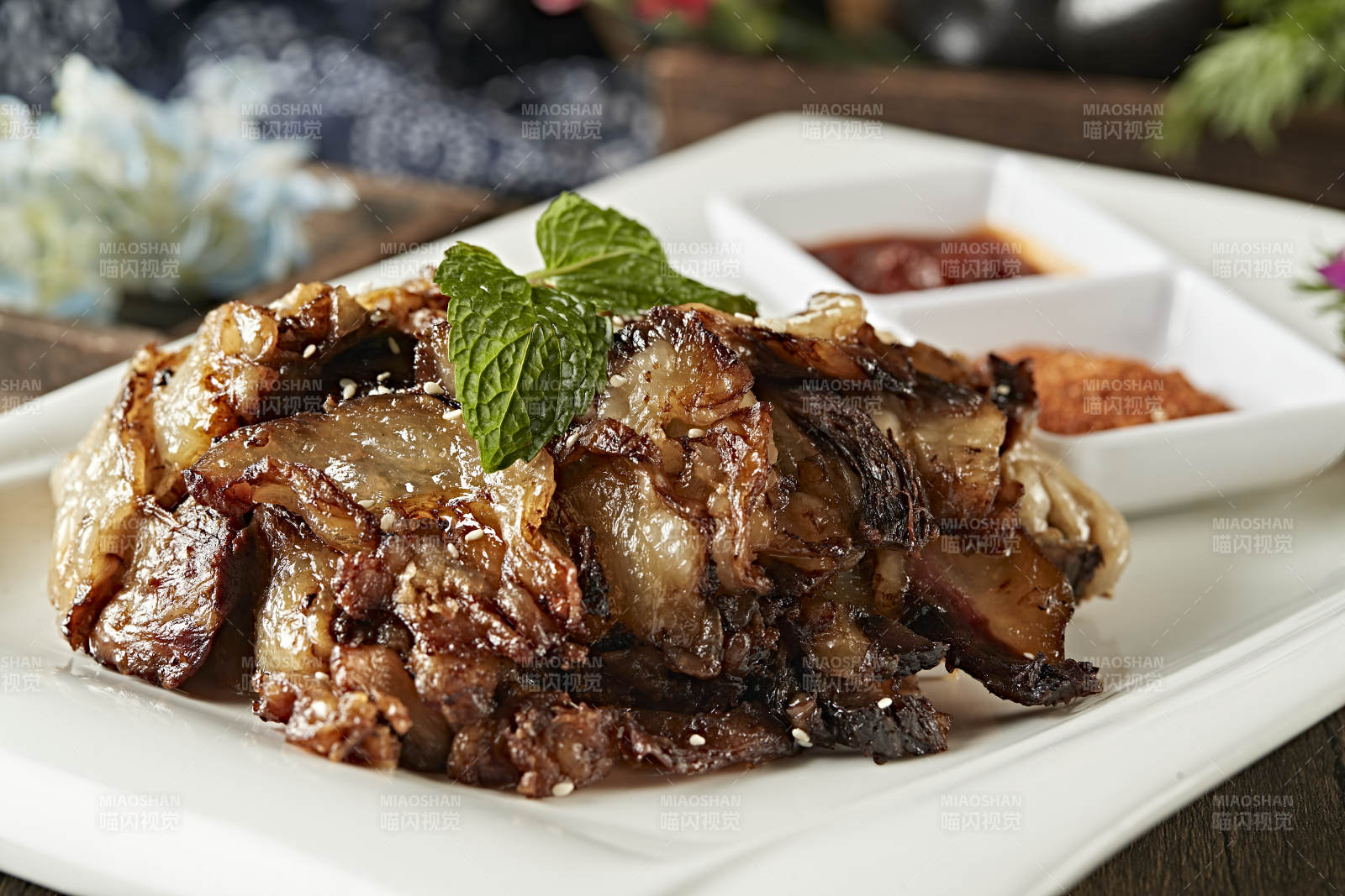 炭烤牛窝骨肉切片图片