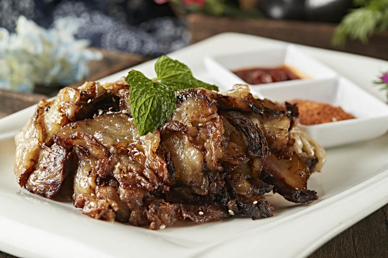 炭烤牛窝骨肉切片图片