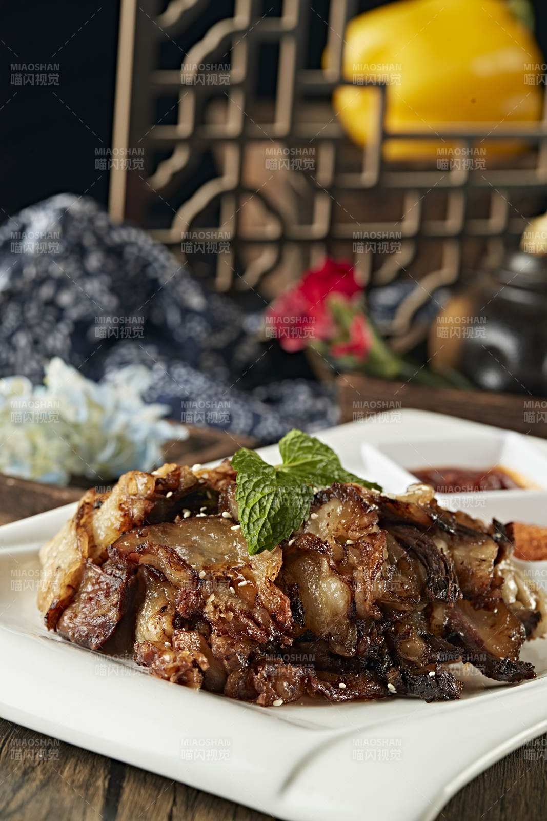 炭烤牛窝骨肉切片图片