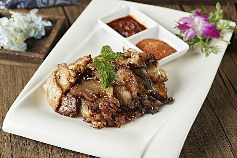 炭烤牛窝骨肉切片图片